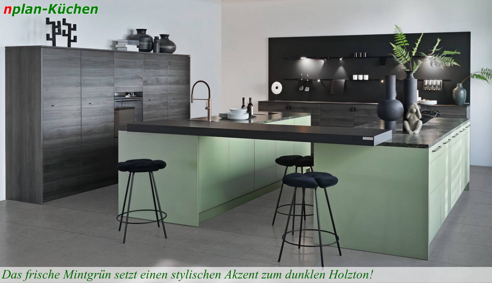 Küchenlinie Brillana - Große offene Inselküche in Frischem Mintgrün, kombiniert mit grauem Holz